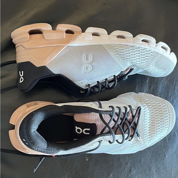 On Running Cloudflyer shoes - Picture 3 of 3